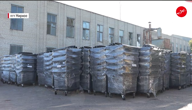 В Приазовский район доставили партию новых контейнеров для сбора ТКО.